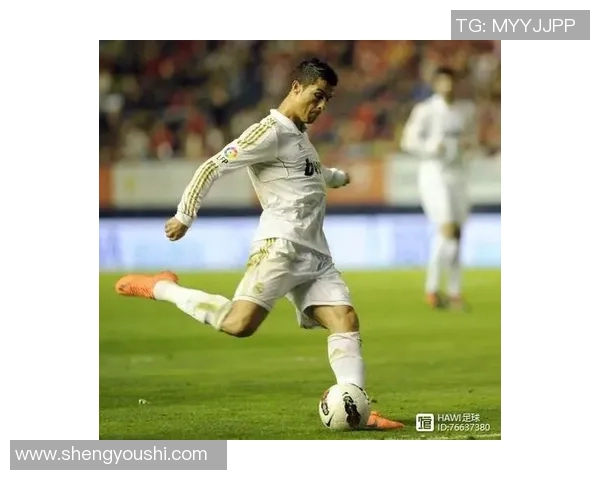 足球明星在比赛中射门瞬间的真实照片展现力量与技巧的完美结合